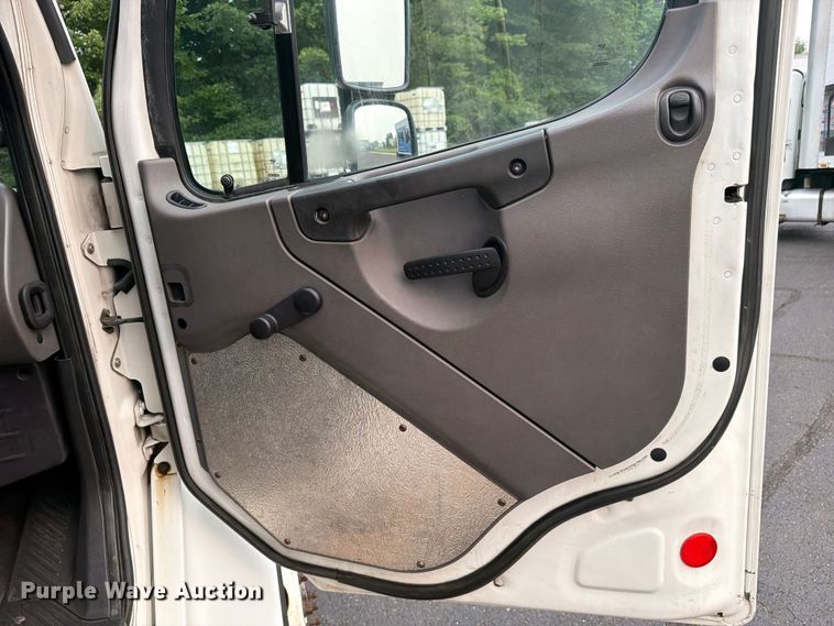 image for item FC3250 2012 Freightliner Business Class M2 box truck