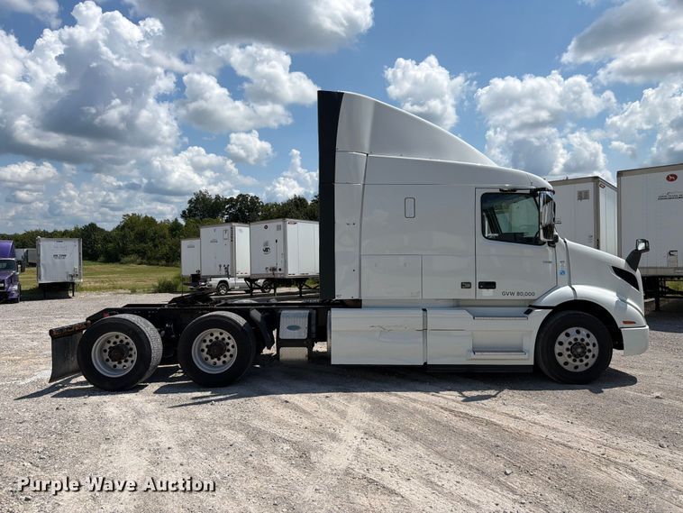 image for item FC3306 2019 Volvo VNR semi truck