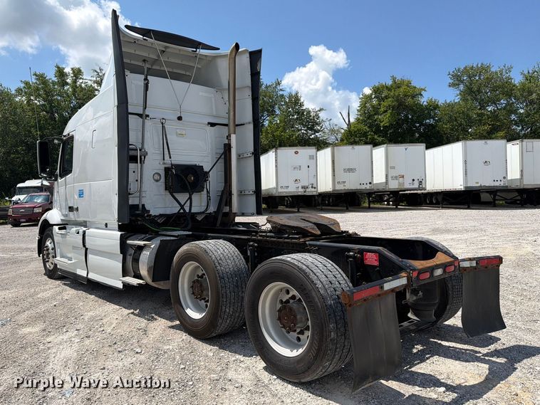 image for item FC3306 2019 Volvo VNR semi truck