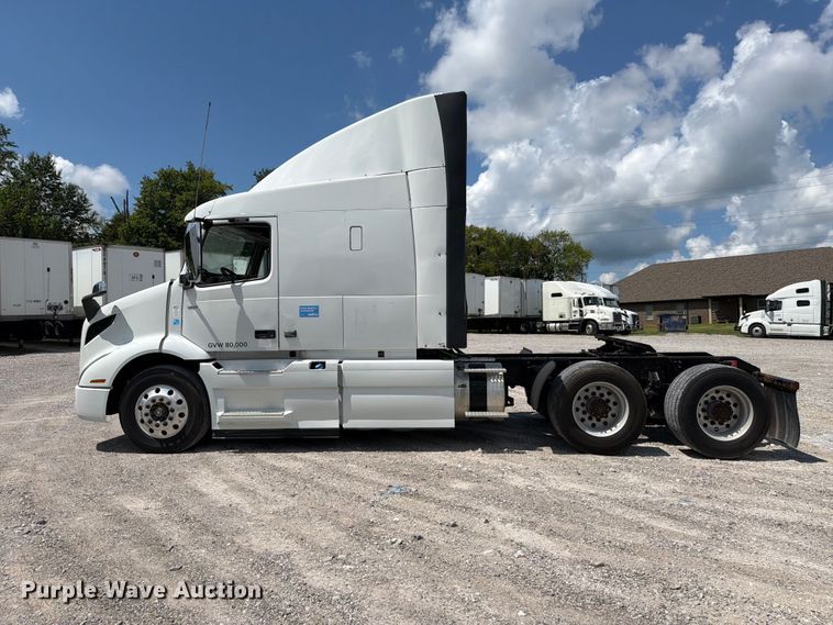 image for item FC3306 2019 Volvo VNR semi truck