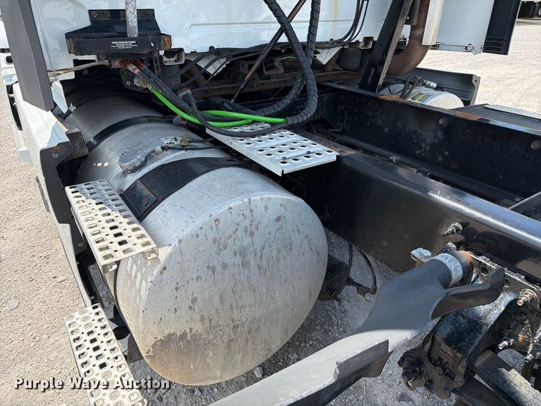 image for item FC3306 2019 Volvo VNR semi truck