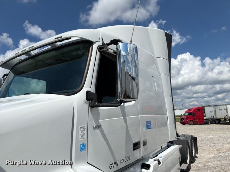 image for item FC3306 2019 Volvo VNR semi truck