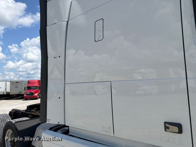 image for item FC3306 2019 Volvo VNR semi truck