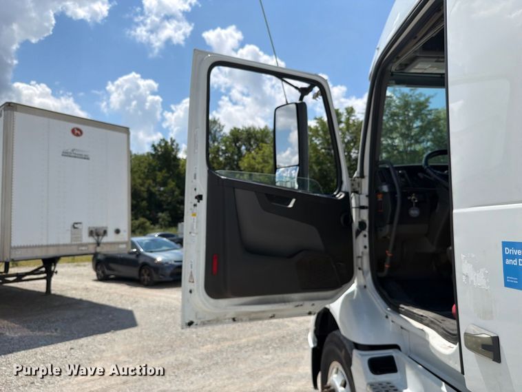 image for item FC3306 2019 Volvo VNR semi truck
