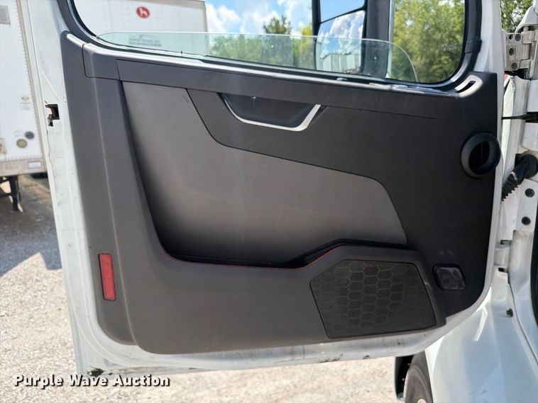 image for item FC3306 2019 Volvo VNR semi truck