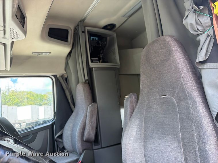 image for item FC3306 2019 Volvo VNR semi truck