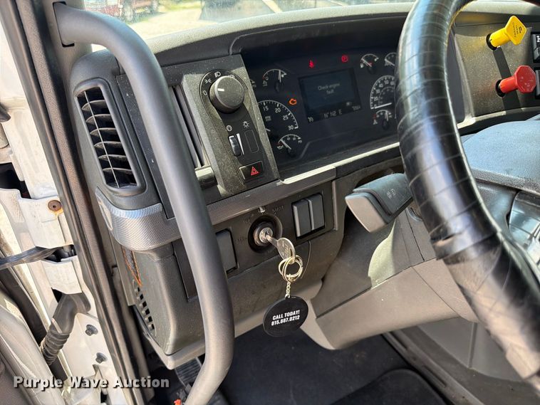 image for item FC3306 2019 Volvo VNR semi truck