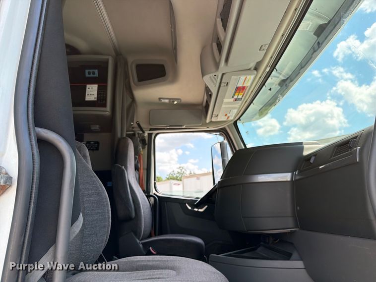 image for item FC3306 2019 Volvo VNR semi truck