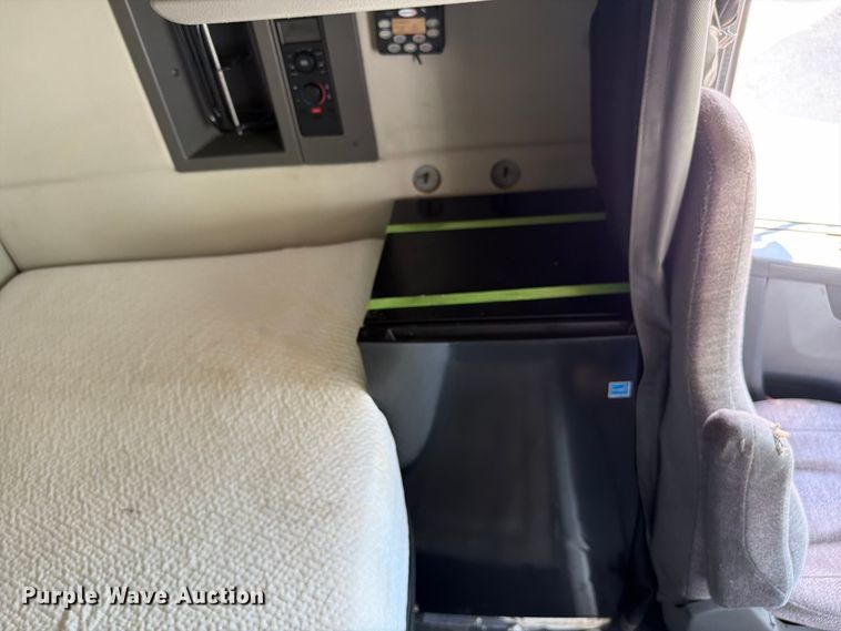 image for item FC3306 2019 Volvo VNR semi truck