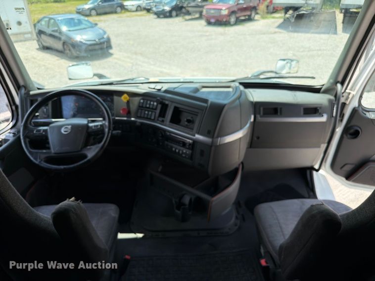 image for item FC3306 2019 Volvo VNR semi truck