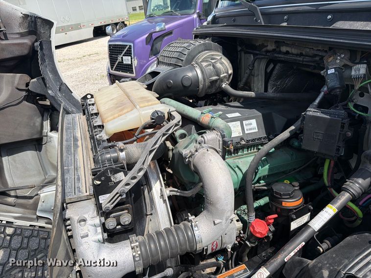 image for item FC3306 2019 Volvo VNR semi truck