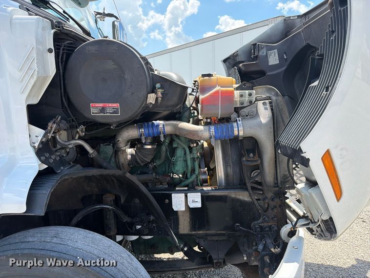 image for item FC3306 2019 Volvo VNR semi truck