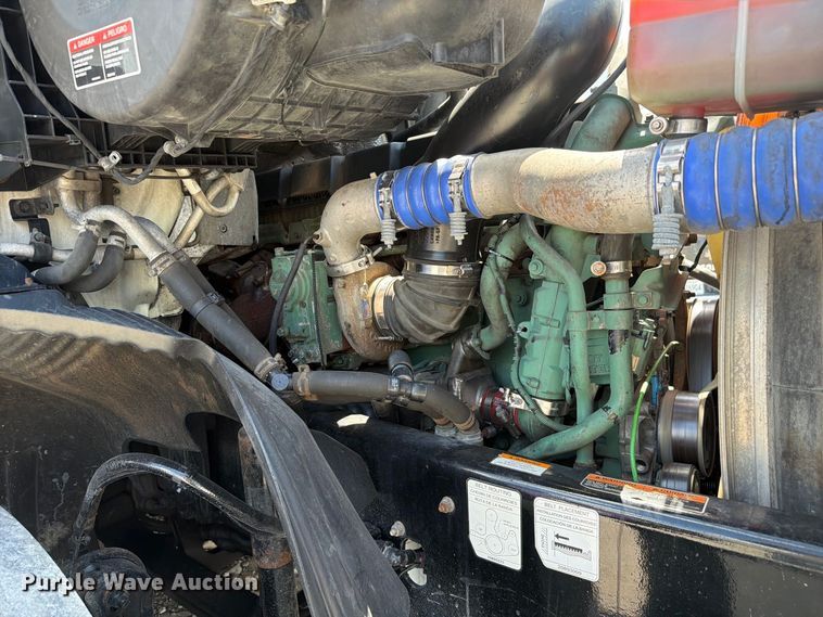 image for item FC3306 2019 Volvo VNR semi truck