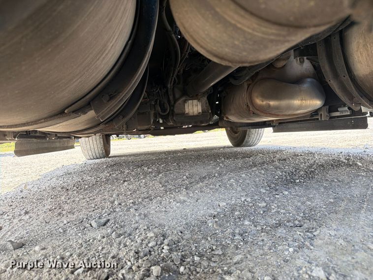 image for item FC3306 2019 Volvo VNR semi truck