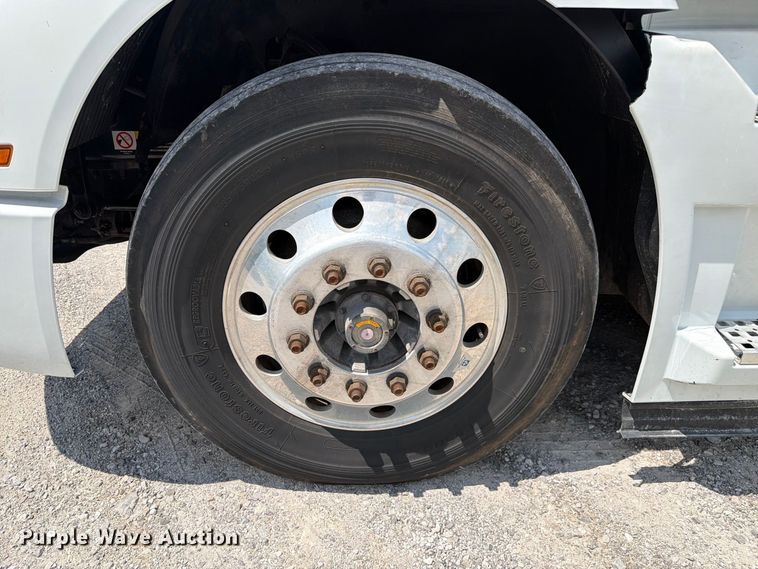 image for item FC3306 2019 Volvo VNR semi truck