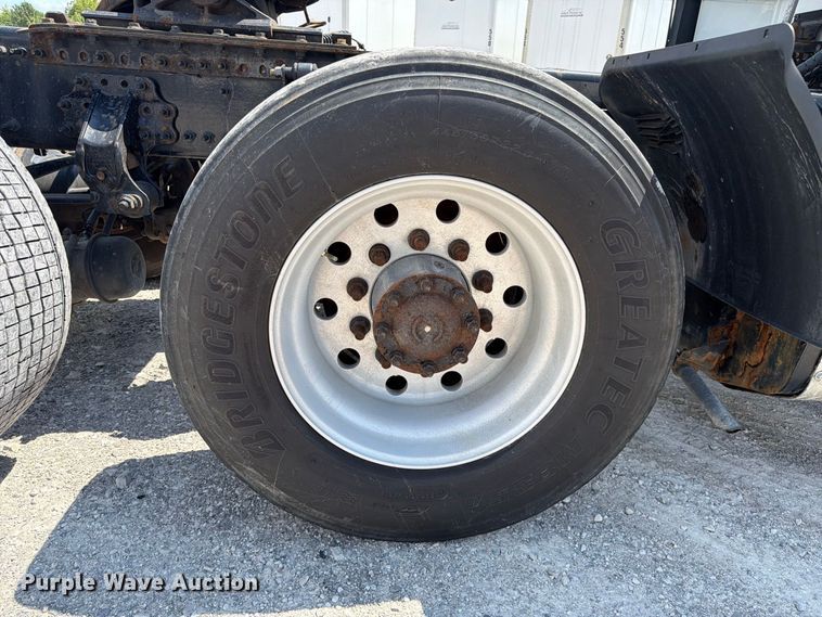 image for item FC3306 2019 Volvo VNR semi truck