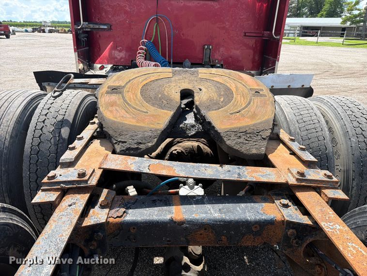 image for item FC3325 2000 Peterbilt 379 semi truck