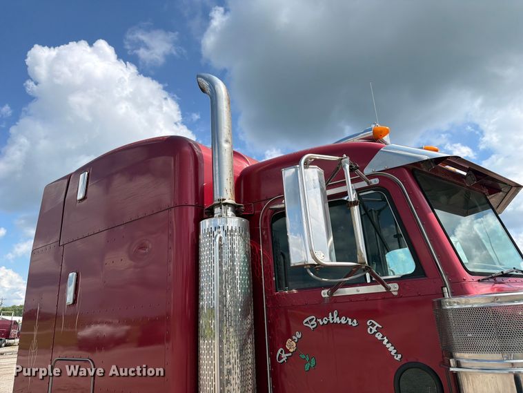 image for item FC3325 2000 Peterbilt 379 semi truck