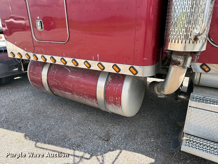 image for item FC3325 2000 Peterbilt 379 semi truck
