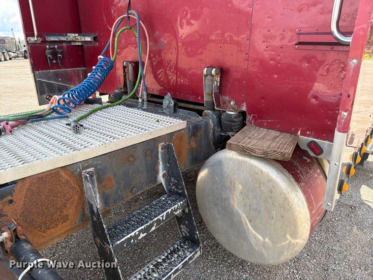 image for item FC3325 2000 Peterbilt 379 semi truck