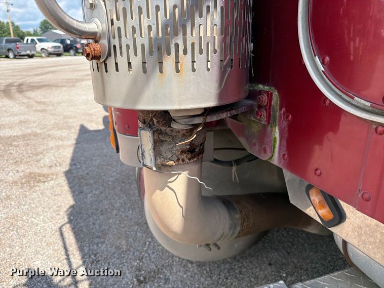 image for item FC3325 2000 Peterbilt 379 semi truck