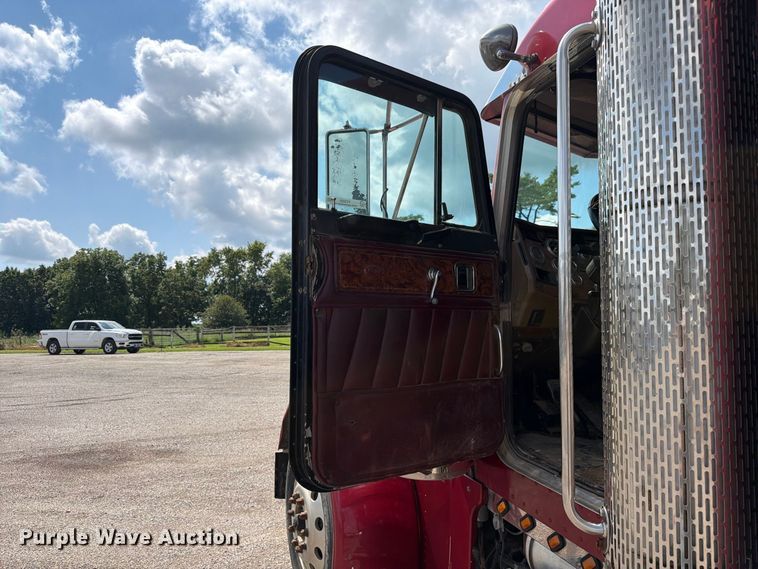 image for item FC3325 2000 Peterbilt 379 semi truck