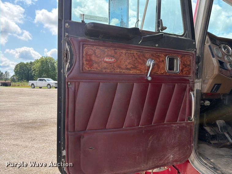 image for item FC3325 2000 Peterbilt 379 semi truck