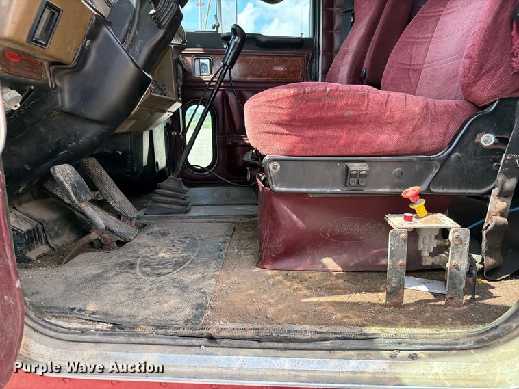 image for item FC3325 2000 Peterbilt 379 semi truck