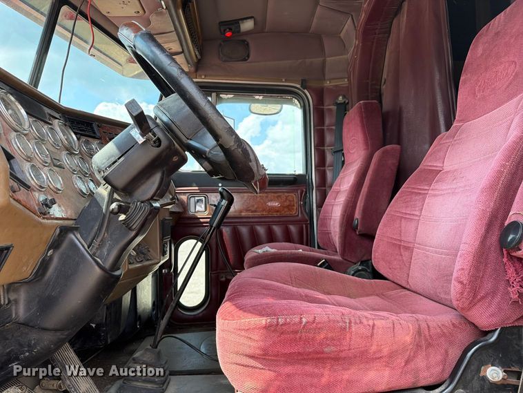 image for item FC3325 2000 Peterbilt 379 semi truck