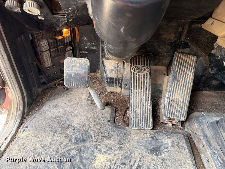 image for item FC3325 2000 Peterbilt 379 semi truck