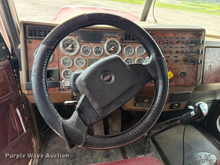 image for item FC3325 2000 Peterbilt 379 semi truck
