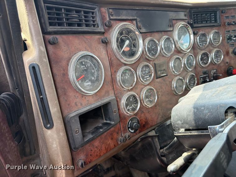image for item FC3325 2000 Peterbilt 379 semi truck