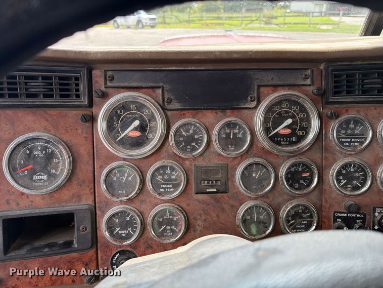 image for item FC3325 2000 Peterbilt 379 semi truck