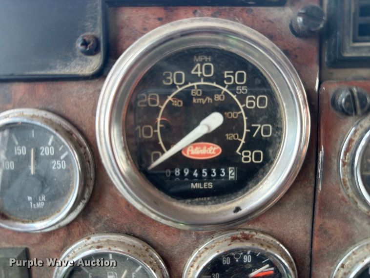 image for item FC3325 2000 Peterbilt 379 semi truck