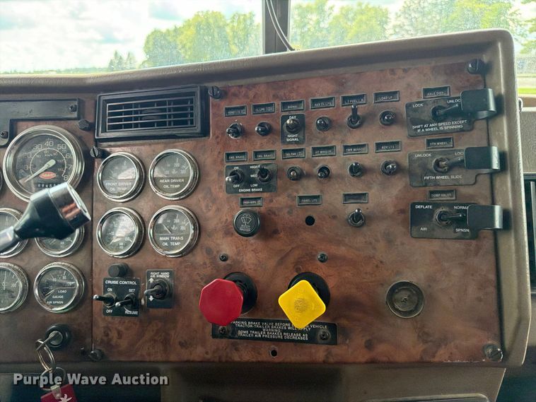 image for item FC3325 2000 Peterbilt 379 semi truck