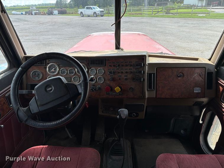 image for item FC3325 2000 Peterbilt 379 semi truck