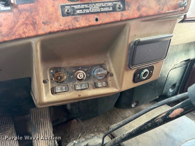 image for item FC3325 2000 Peterbilt 379 semi truck