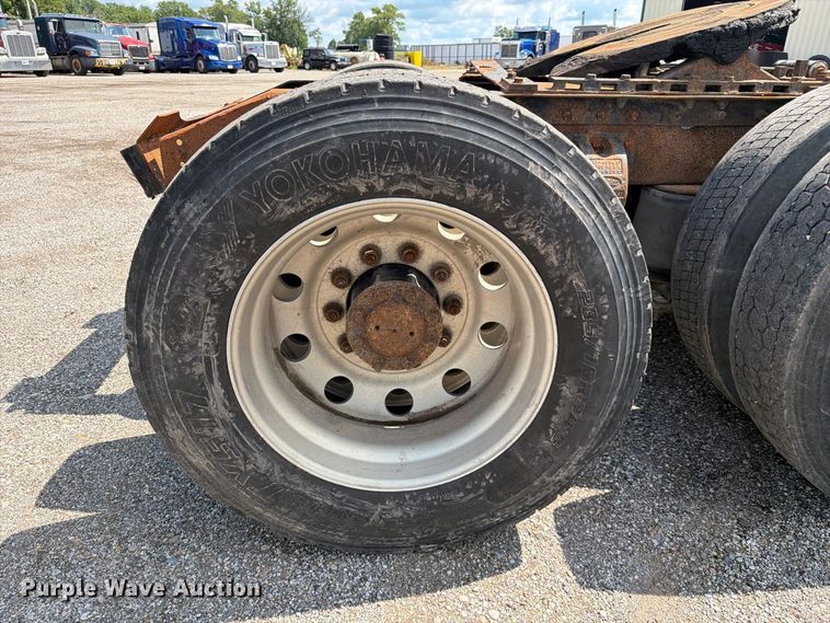 image for item FC3325 2000 Peterbilt 379 semi truck