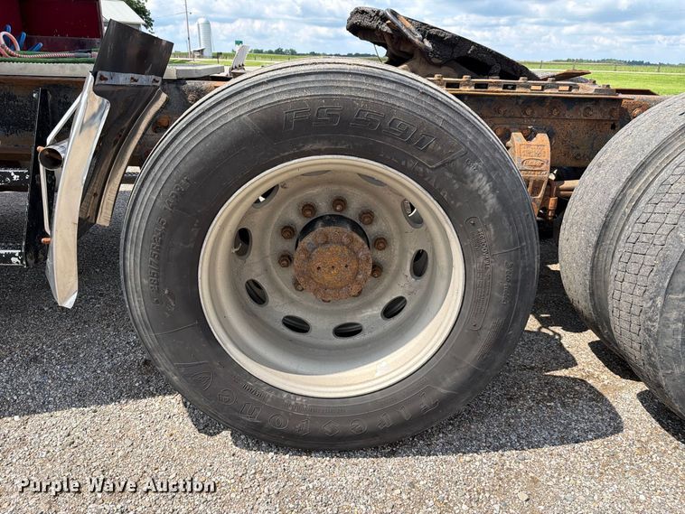 image for item FC3325 2000 Peterbilt 379 semi truck