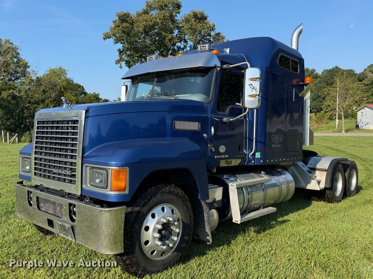 image for item FC3327 2018 Mack CHU613 semi truck