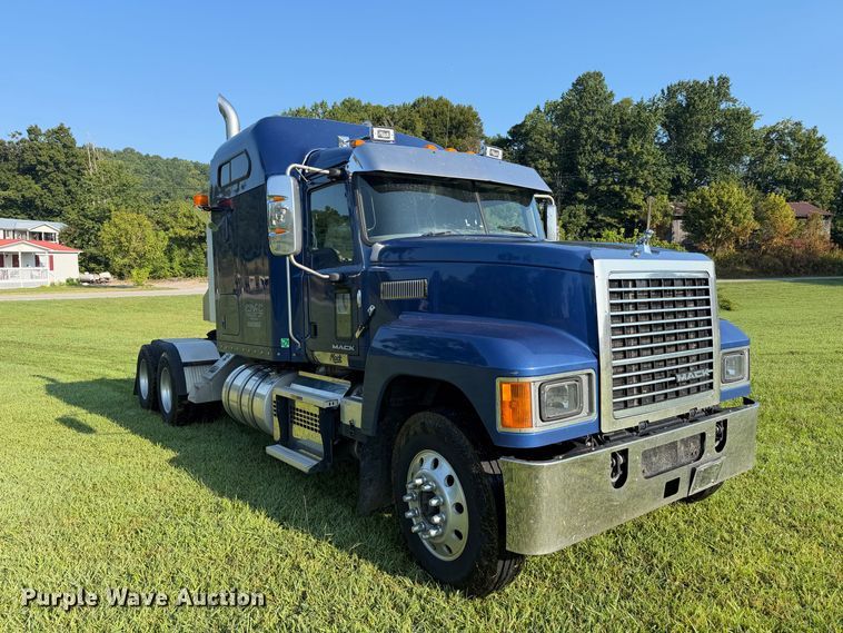 image for item FC3327 2018 Mack CHU613 semi truck