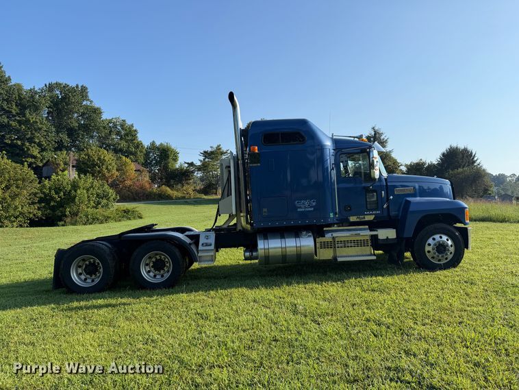 image for item FC3327 2018 Mack CHU613 semi truck