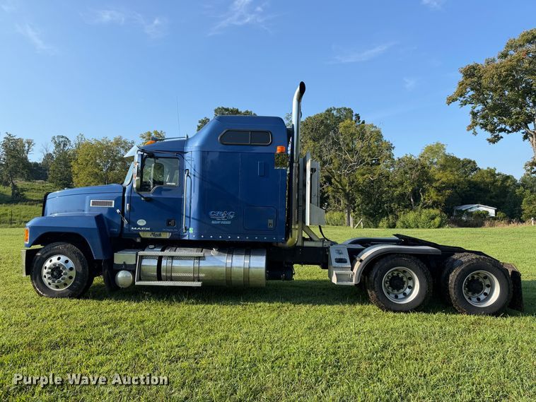image for item FC3327 2018 Mack CHU613 semi truck