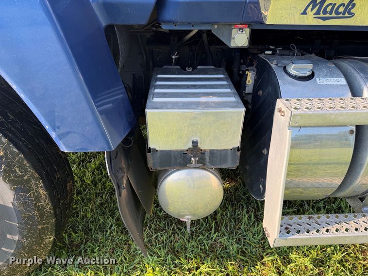 image for item FC3327 2018 Mack CHU613 semi truck