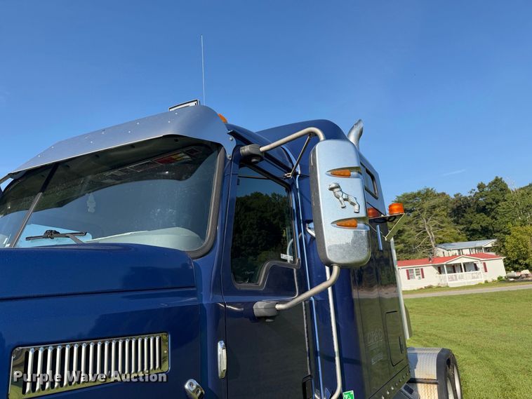 image for item FC3327 2018 Mack CHU613 semi truck