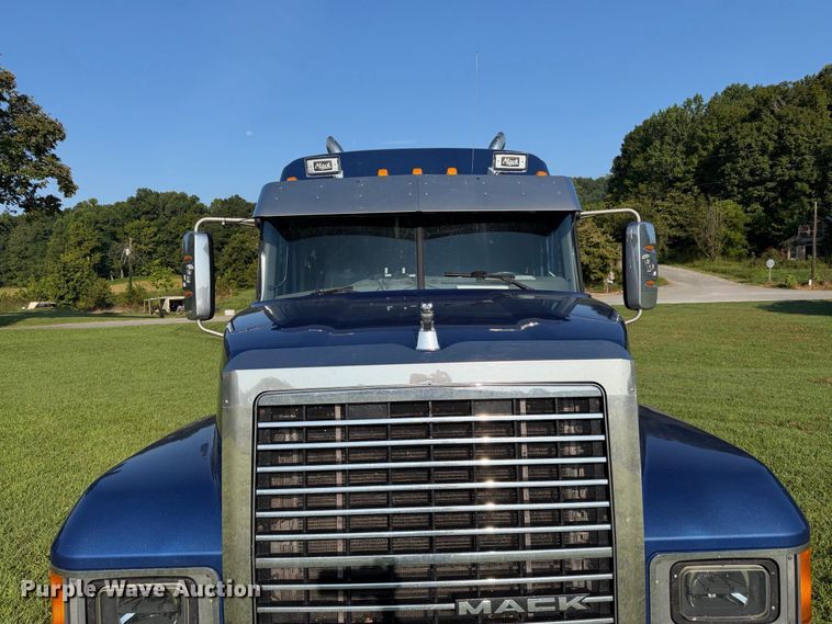 image for item FC3327 2018 Mack CHU613 semi truck