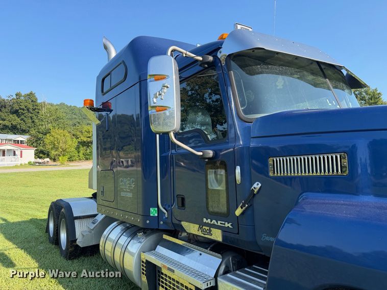 image for item FC3327 2018 Mack CHU613 semi truck