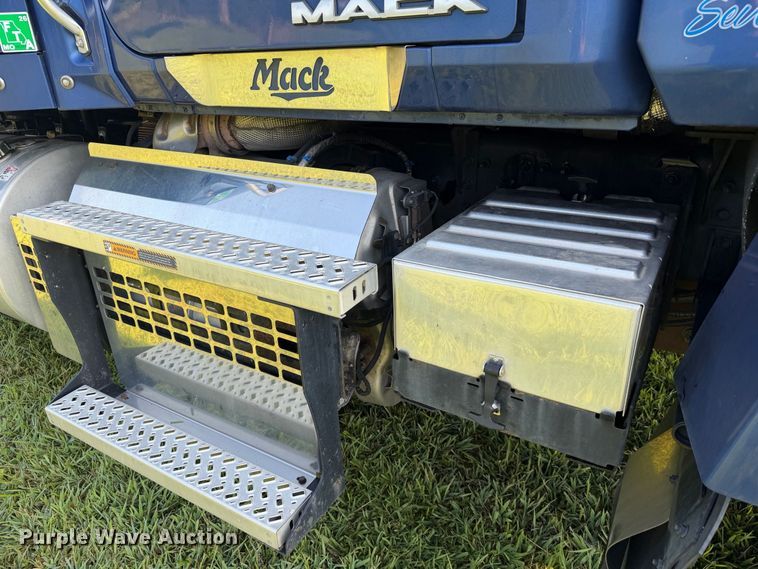 image for item FC3327 2018 Mack CHU613 semi truck