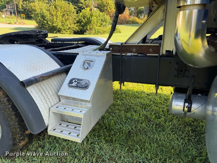 image for item FC3327 2018 Mack CHU613 semi truck