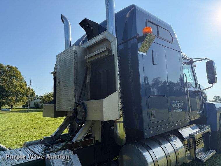 image for item FC3327 2018 Mack CHU613 semi truck
